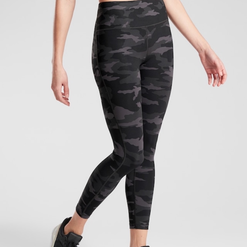 Athleta ultimate stash pocket 7/8 tight black camo MP